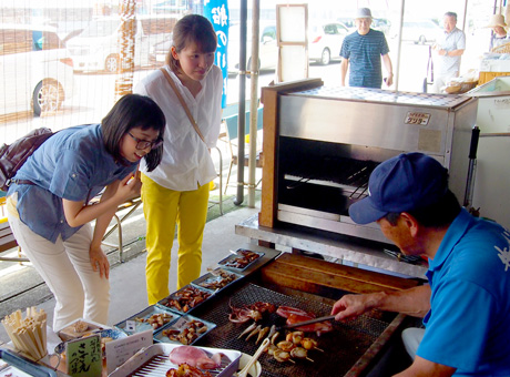 Help yourself to the dried seafood and smoked fish that<br/> the Sasagawa Nagare on the Sea of Japan takes pride in!